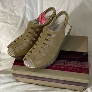 NWT. Sketchers cali parallel trapezoid wedge sandals. Dark natural color